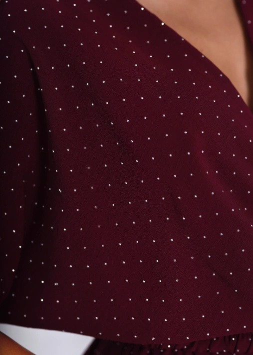 Krótki połyskujący kombinezon z paskiem Bellissima