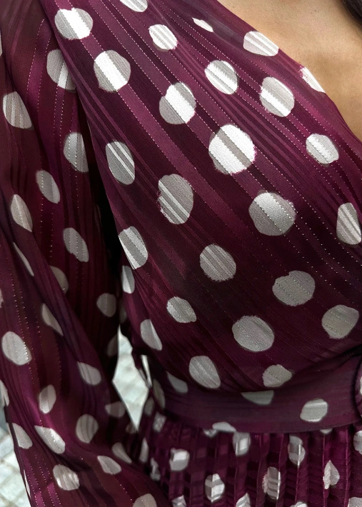 Krótka sukienka z falbanką i wiązanym dekoltem Olivia