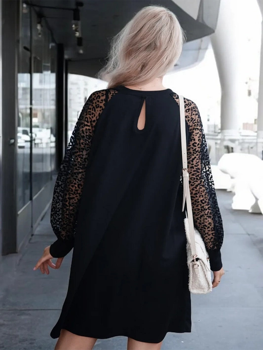 Krótka sukienka z falbanką i wiązanym dekoltem Olivia