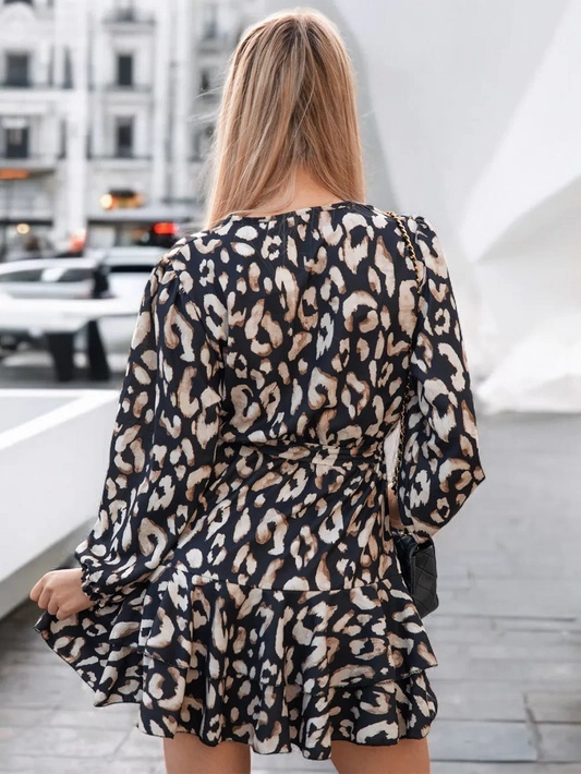 Krótka sukienka z falbanką i wiązanym dekoltem Olivia