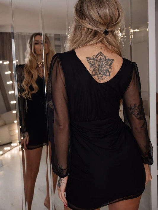 Elegancka krótka sukienka z transparentnymi rękawami Amanda